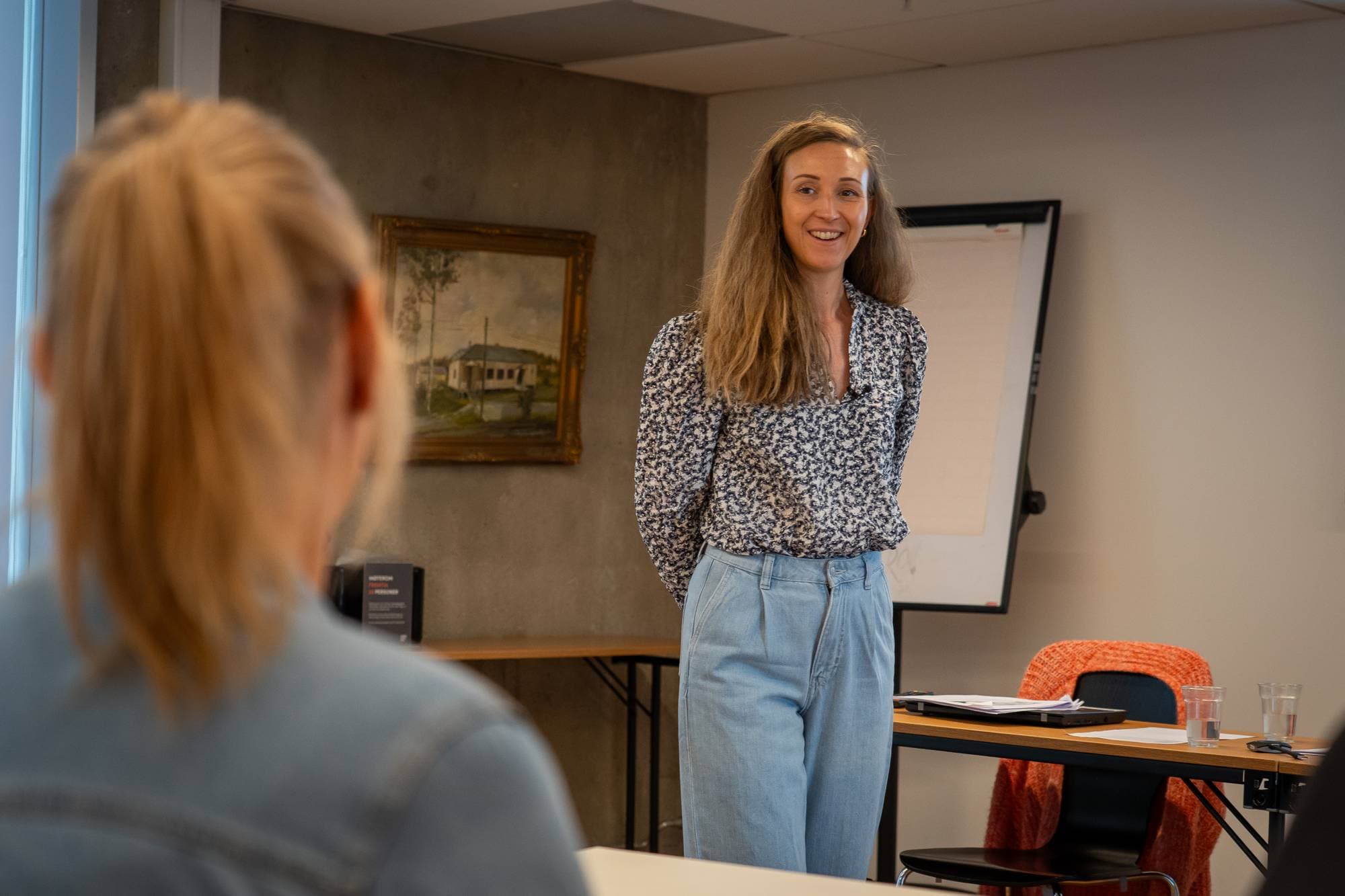 Bilde av en kvinne som holder foredrag