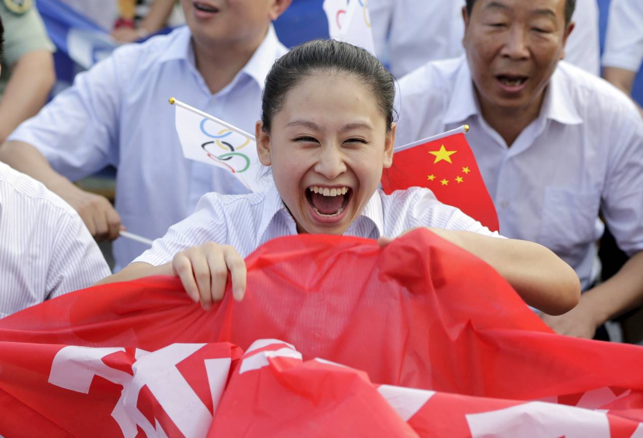 PLANNLEGGER LANSERING: Folk feiret da Beijing ble valgt til å holde vinter-OL i 2022. 

