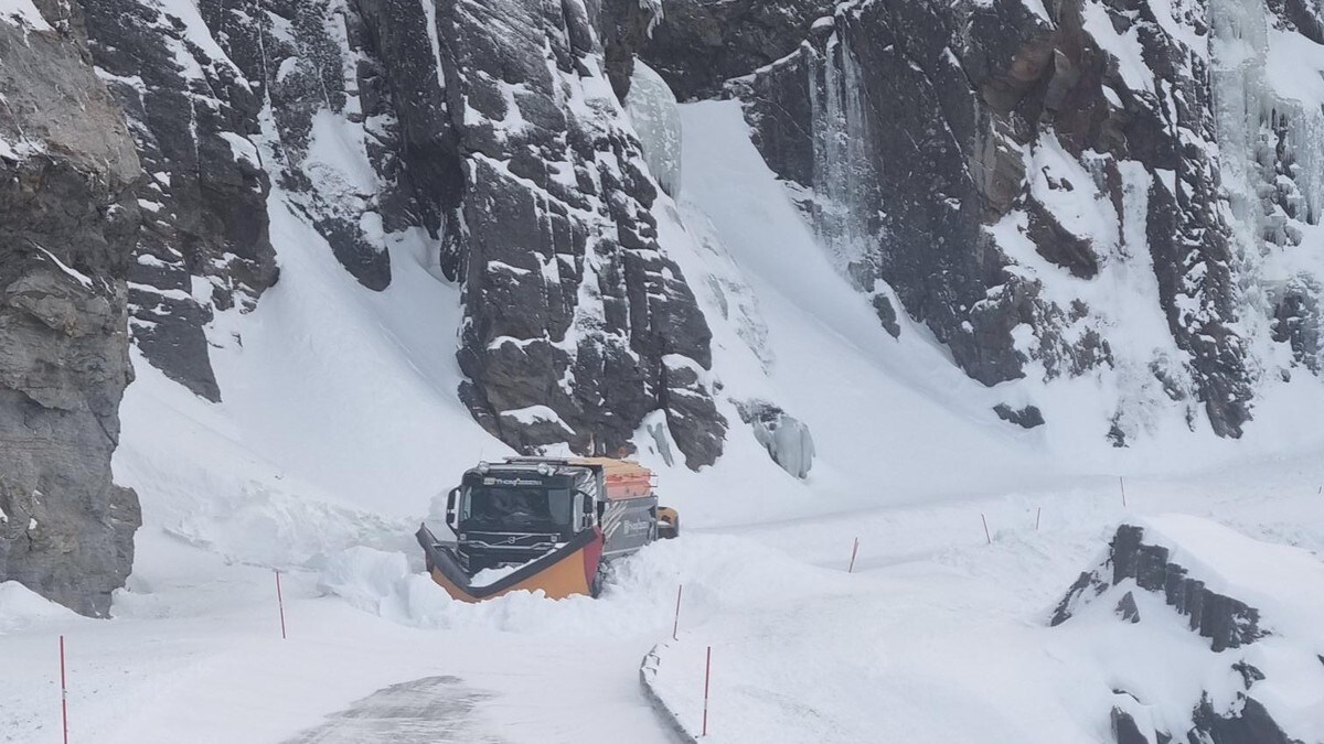 Fire snøskred stengte veien på Sørøya
