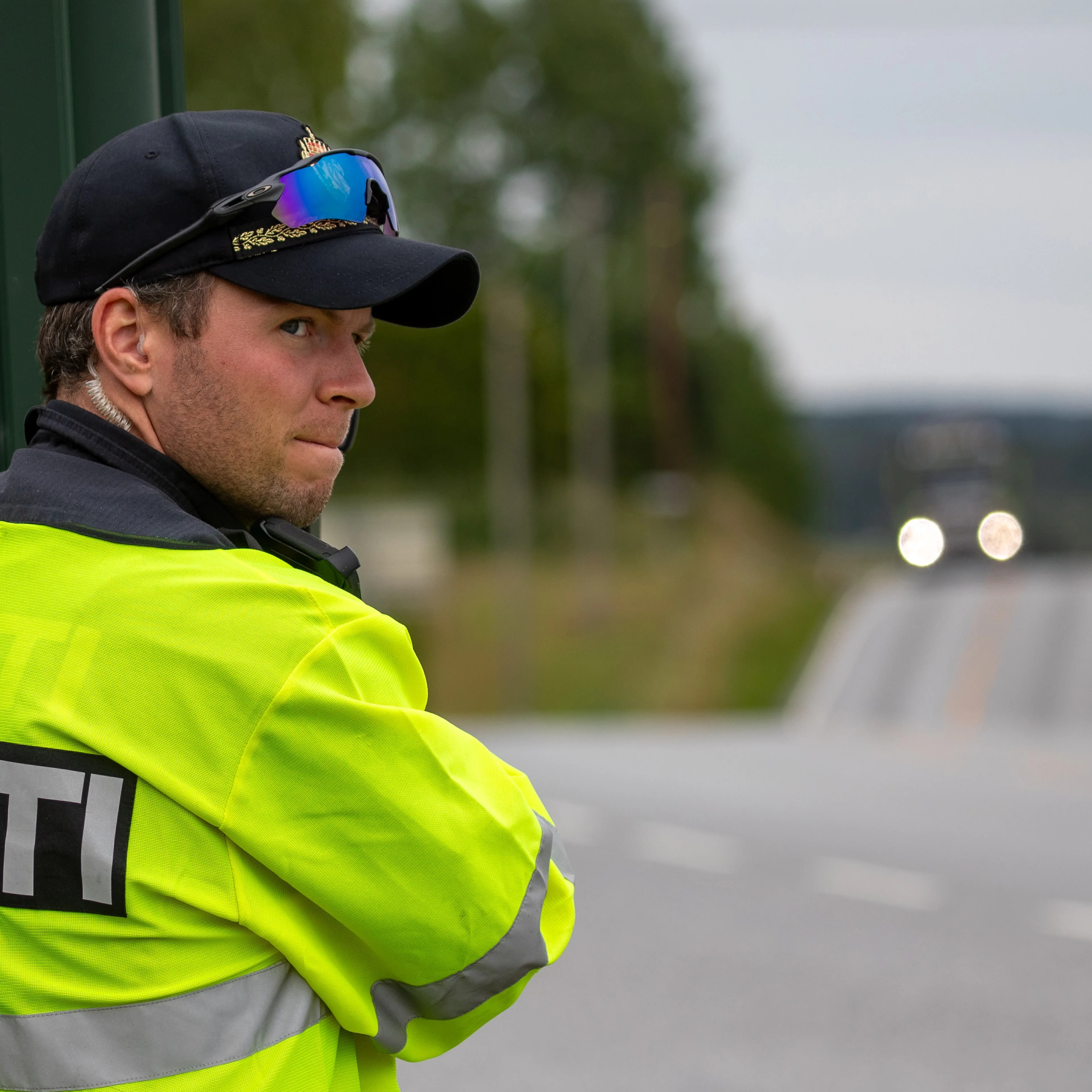 politibetjent følger med på veien