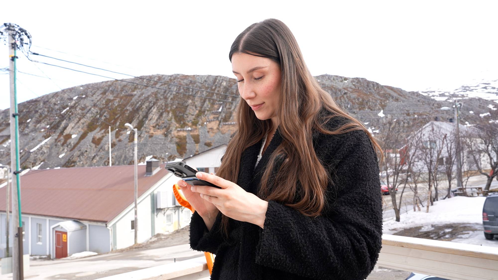 Susanne Lindstrøm scroller på telefonen sin