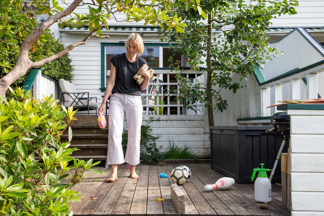 Sandra Lillebø rydder barneleker i hagen
