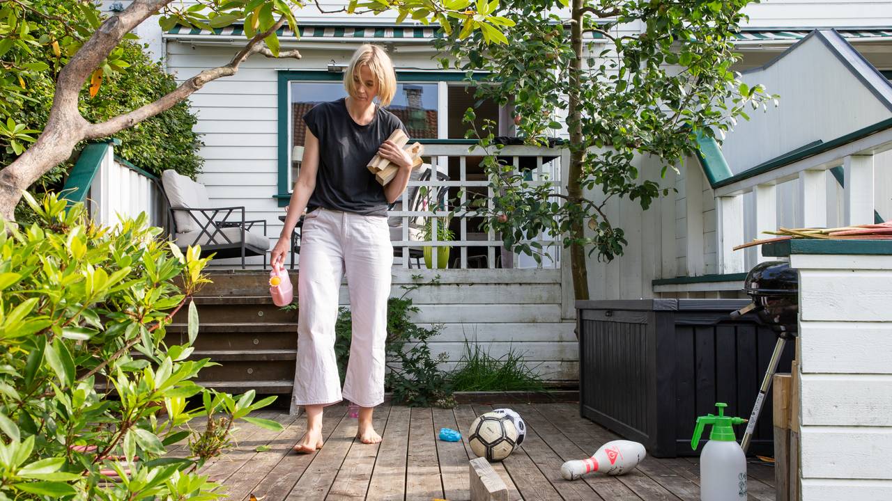 Sandra Lillebø rydder barneleker i hagen