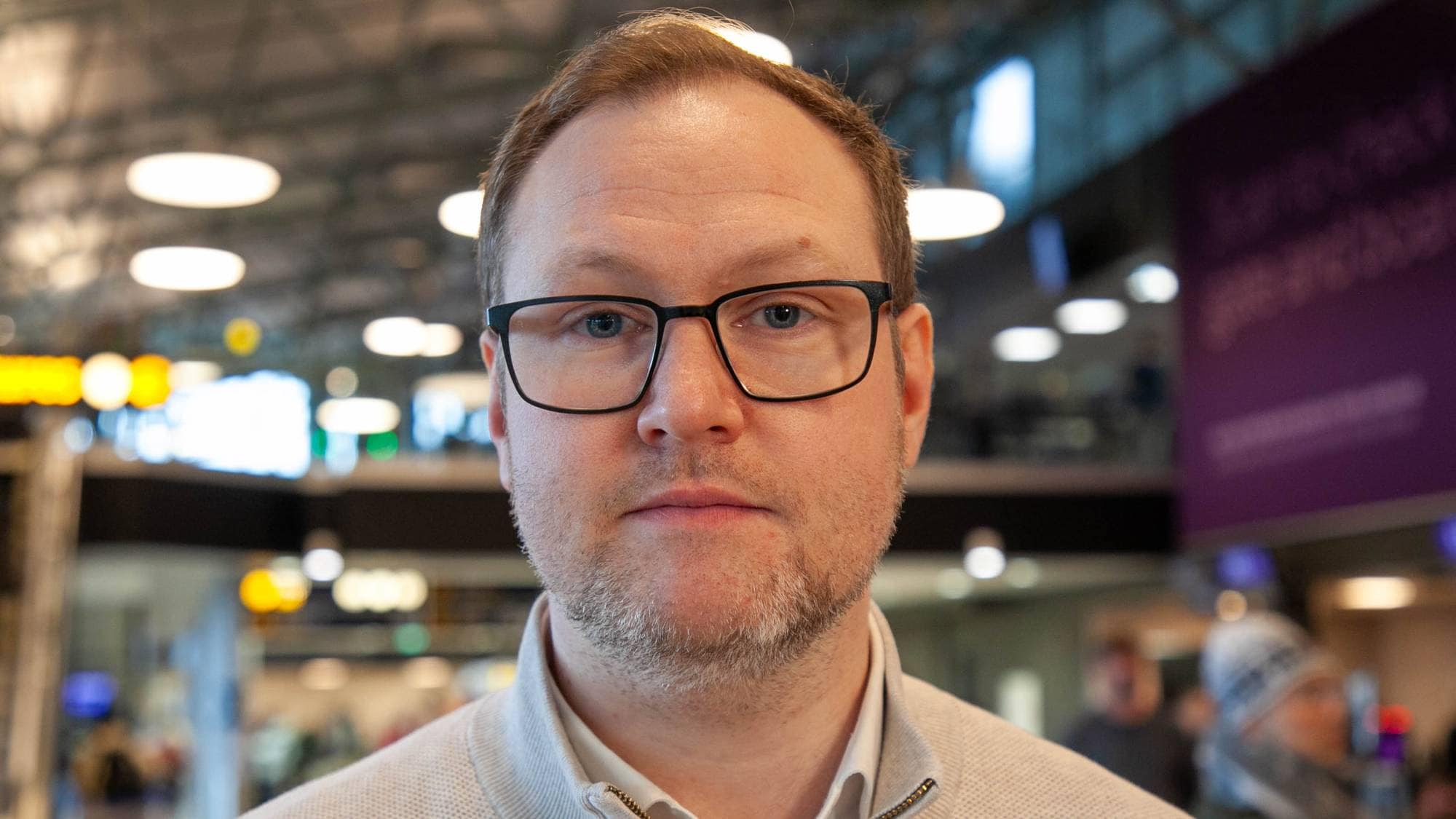 en mann med briller (Bildebeskrivelsen er laget av en KI-tjeneste)
