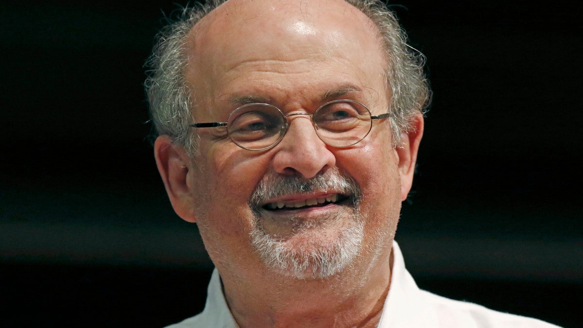 Salman Rushdie fortsatt i live