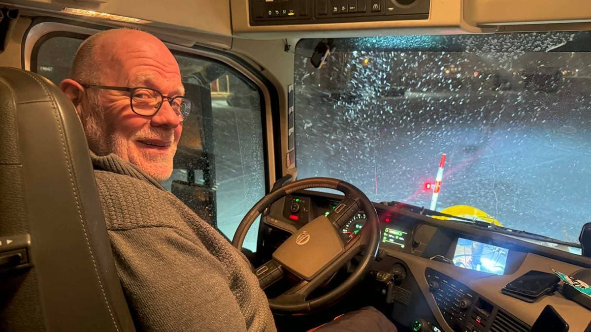 Advarer bilister mot å kjøre når snøen laver ned