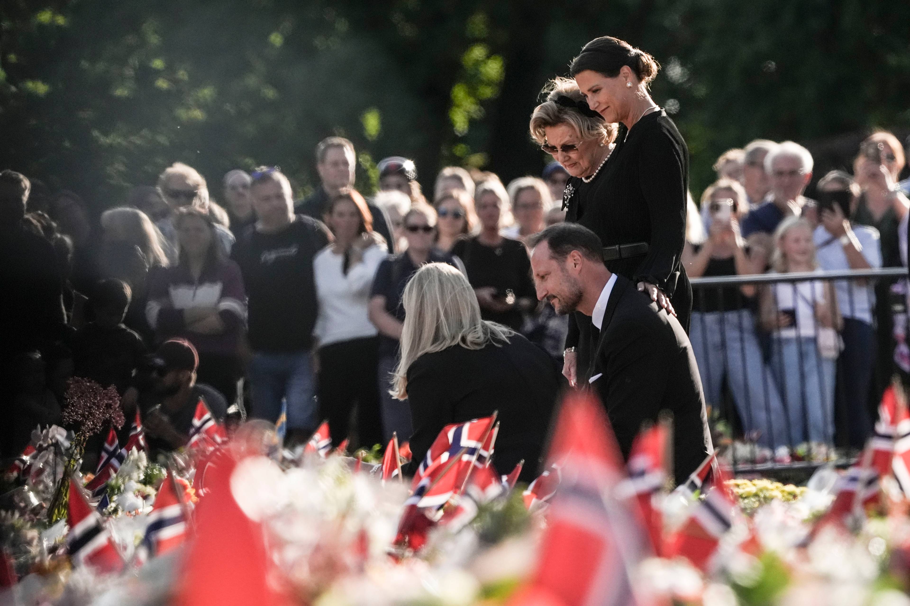 Kongefamilien ute på slottsplassen mandag ettermiddag.