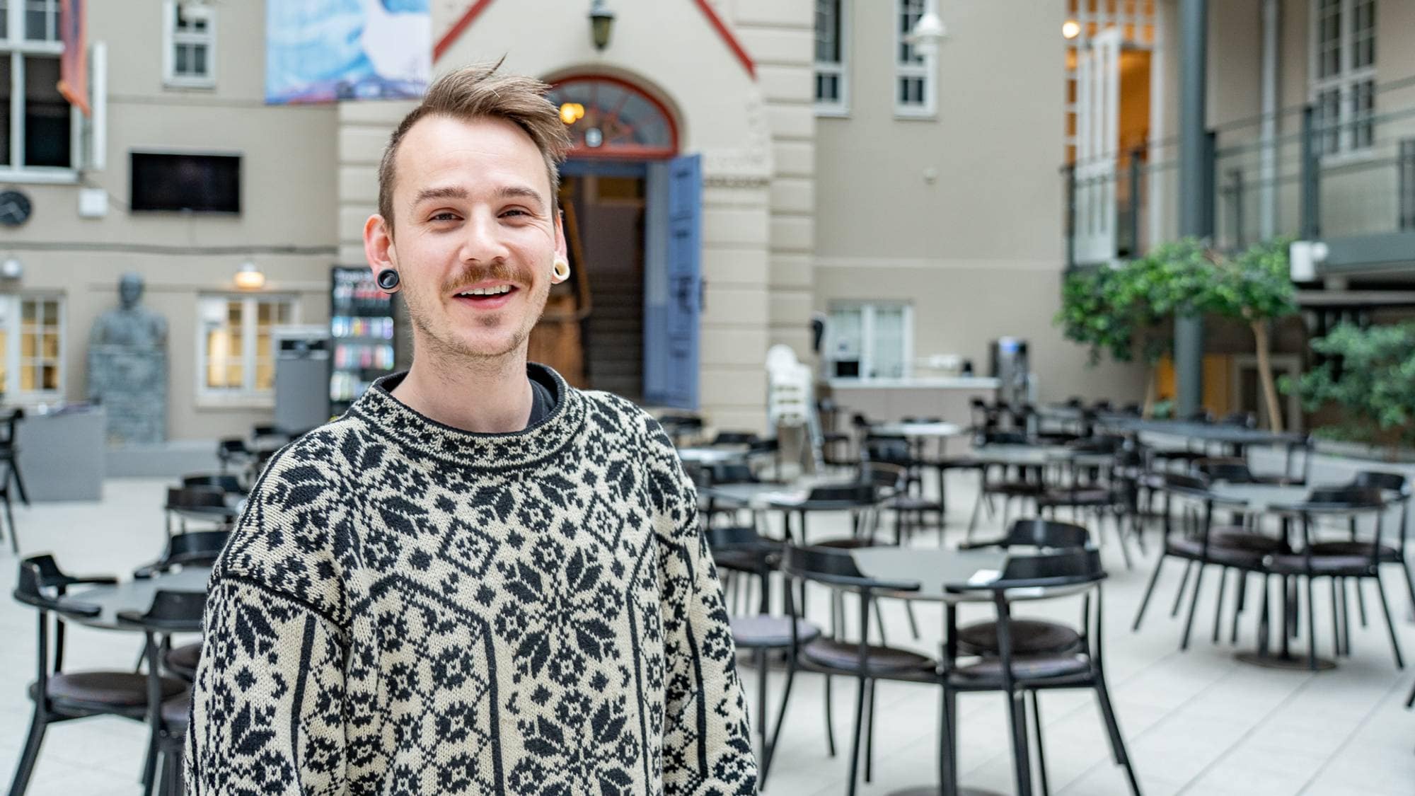 Hugo Bulling står i kantina på Dronning Mauds Minne Høyskole