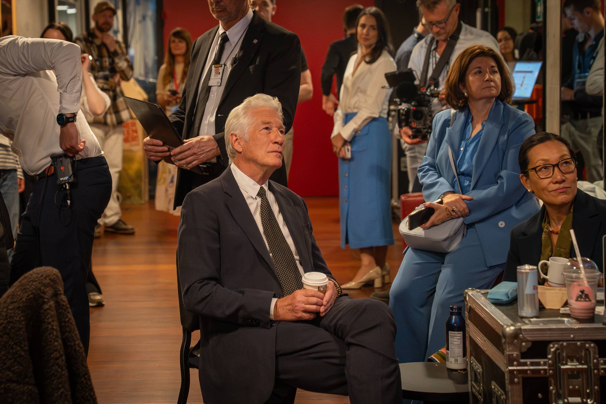 Richard Gere venter backstage på Oslo Konserthus. 