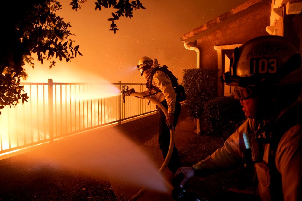 100.000 flykter fra flammene i California