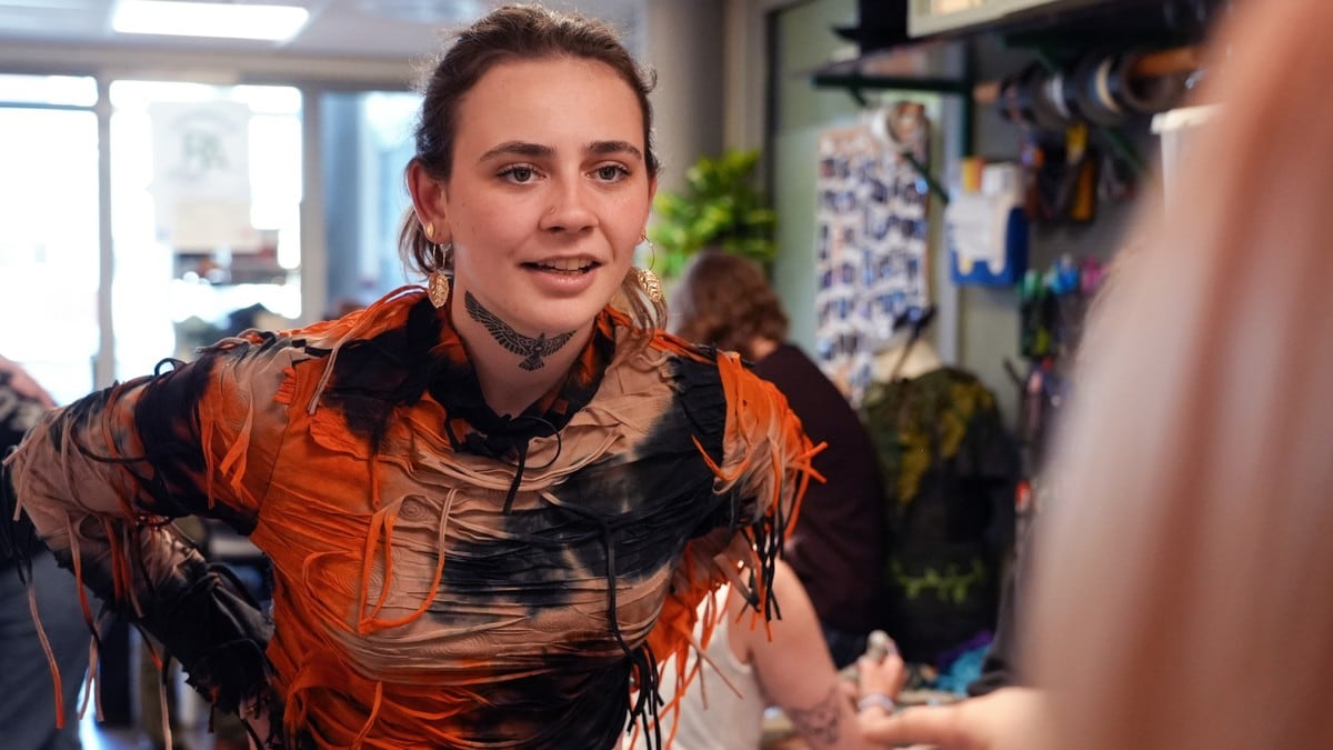 en person i en oransje skjorte