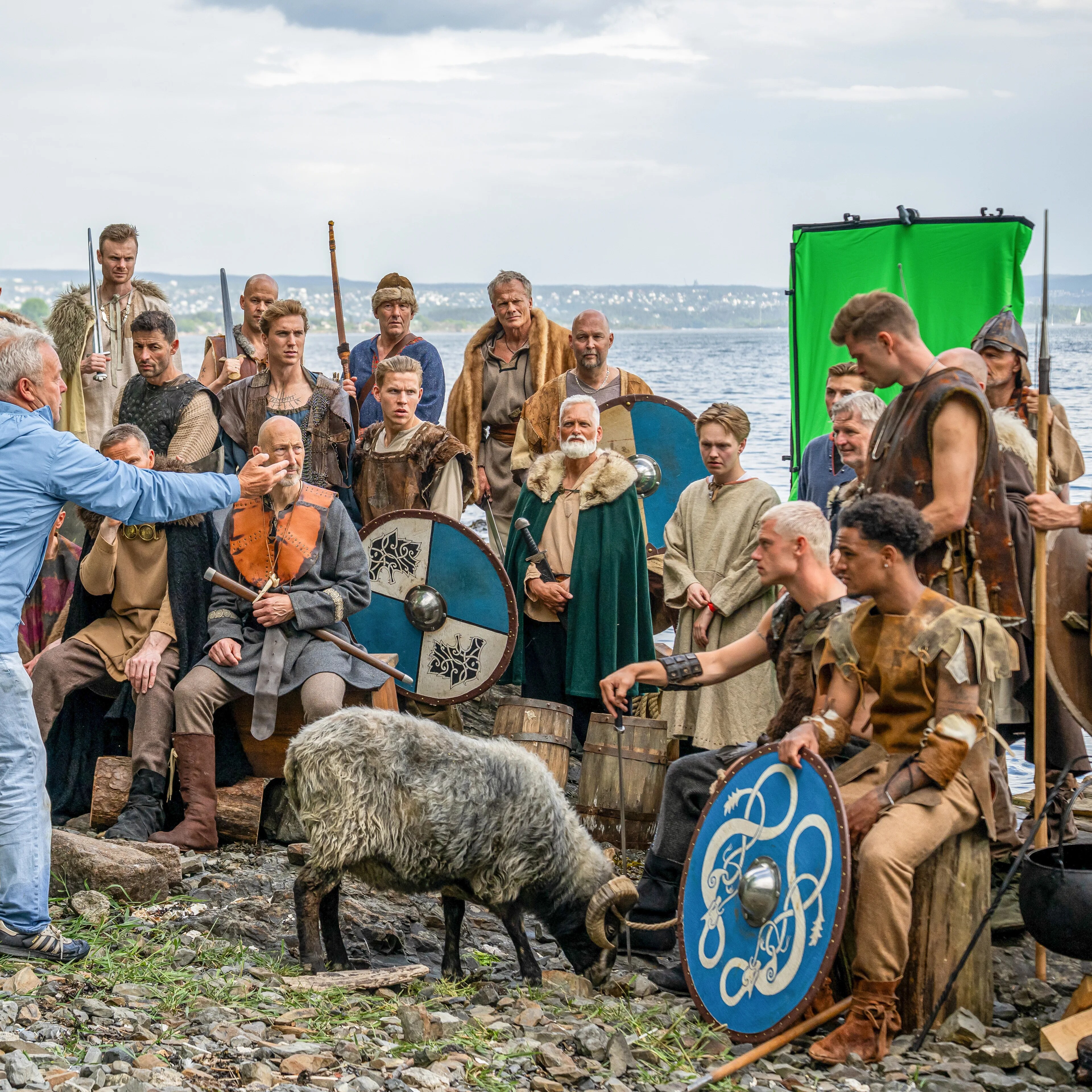 Landslaget gjør PR-opptak og er utkledd som vikinger før avreise til VM og USA.