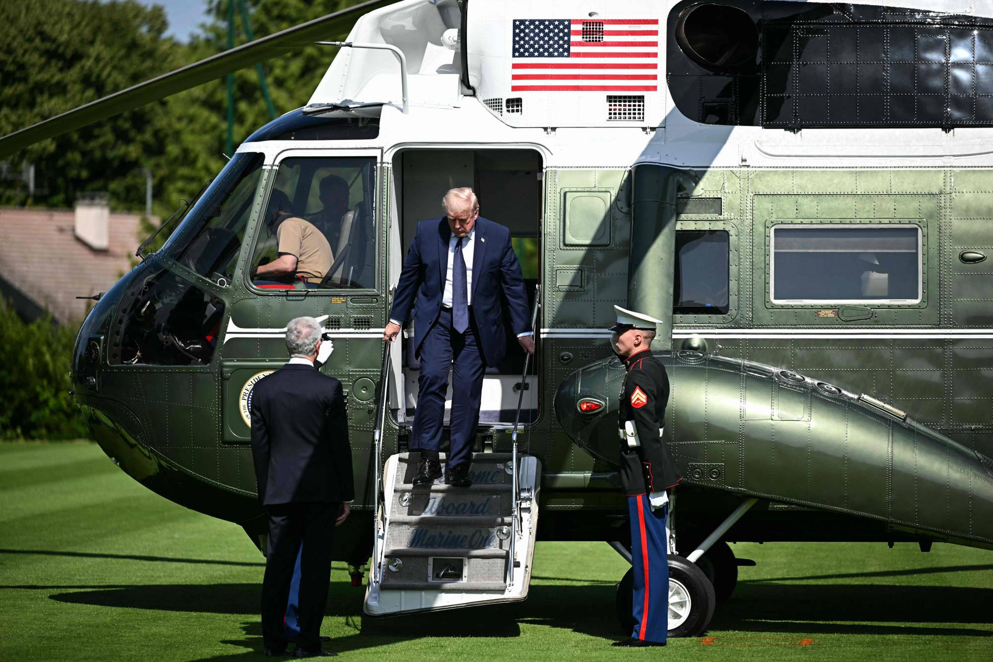 USAs president Donald Trump stiger ut av et helikopter.