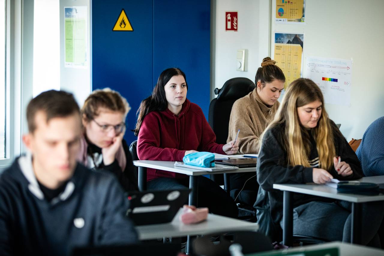 Chalotte Skjeggedal i en skoletime.