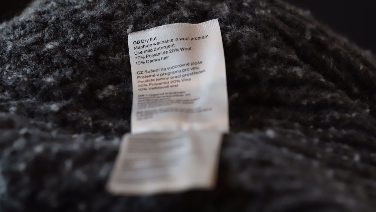 Nærbilde av vaskelappen på genseren.