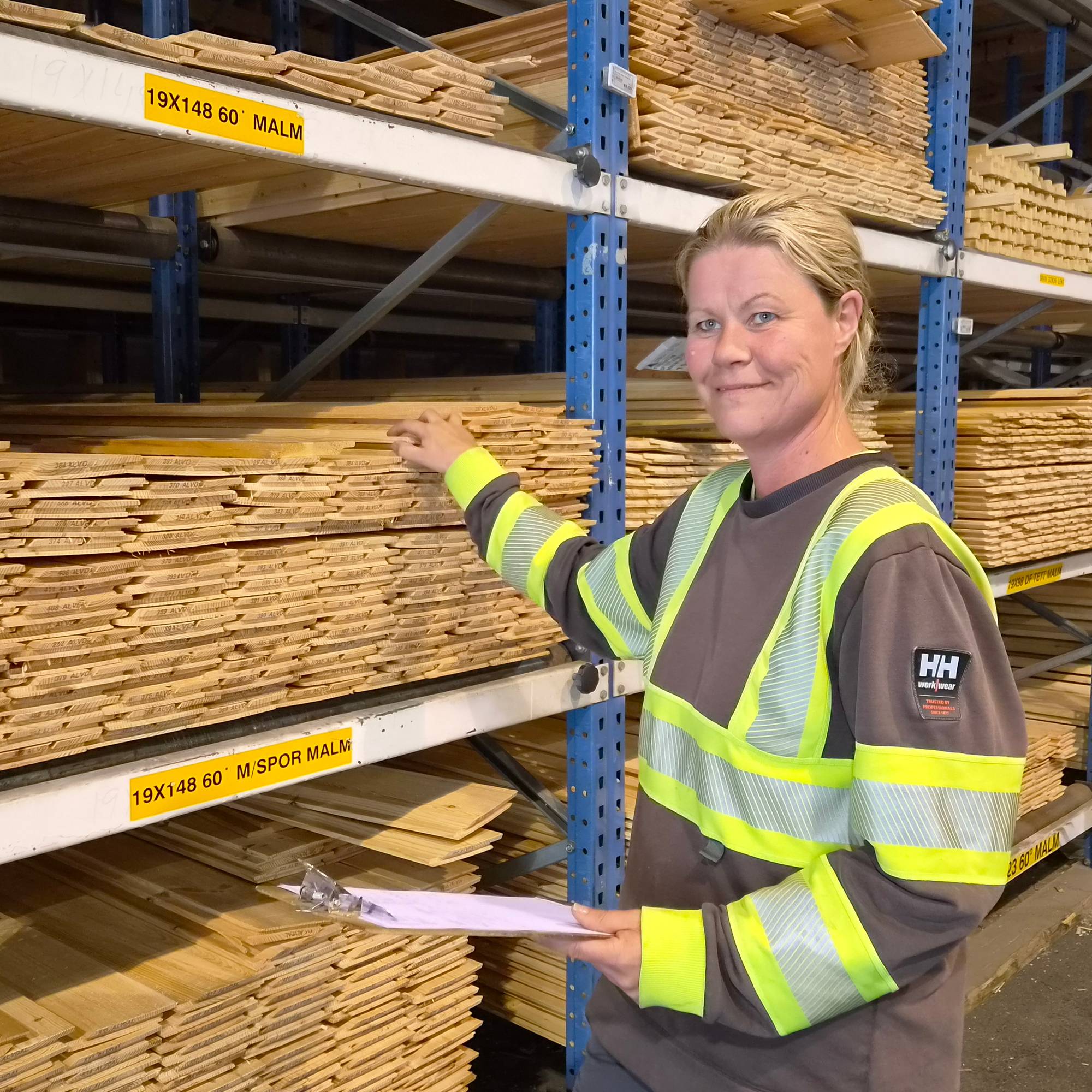 en kvinne står foran planker