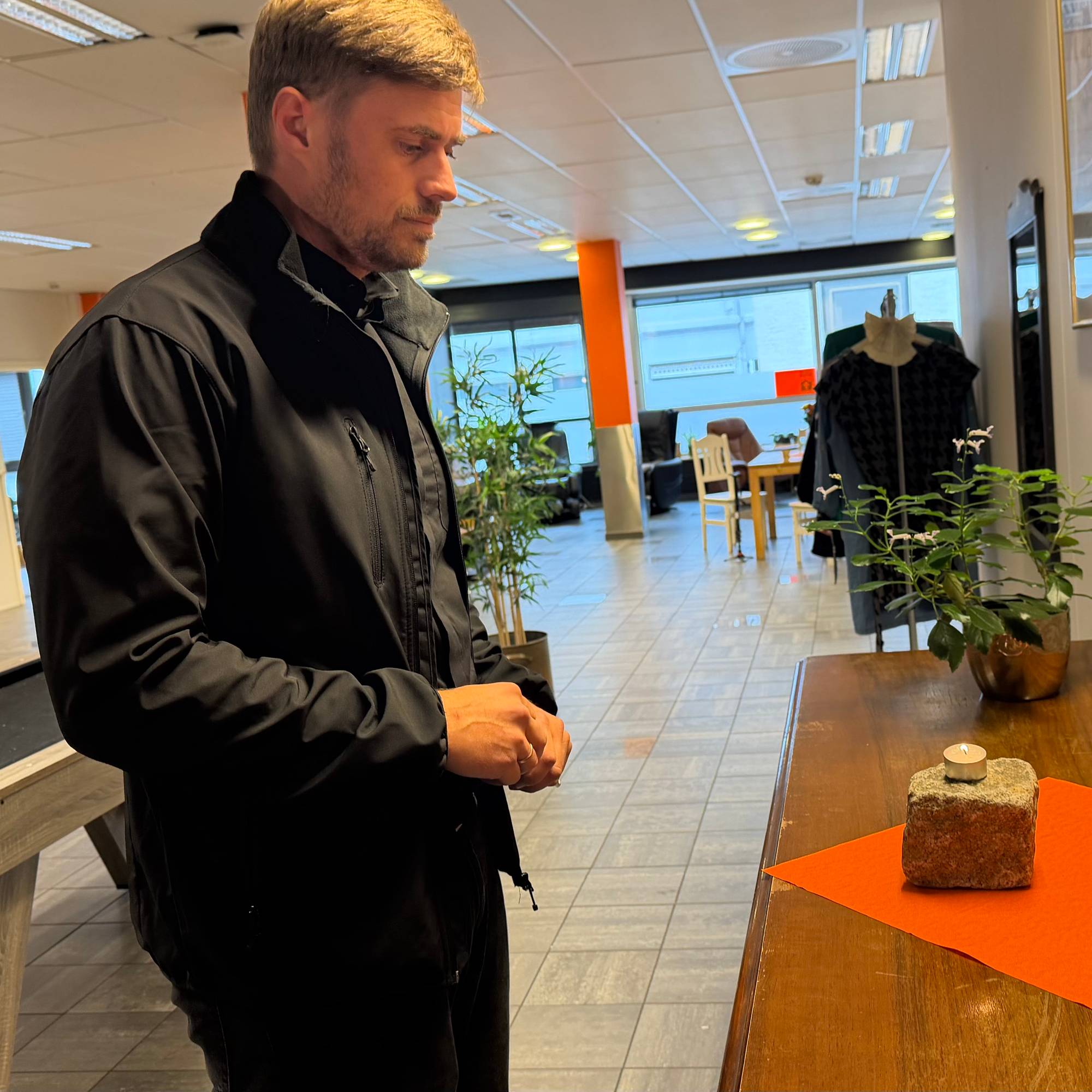 Kjetil Borgenvik gateprest, tenner lys