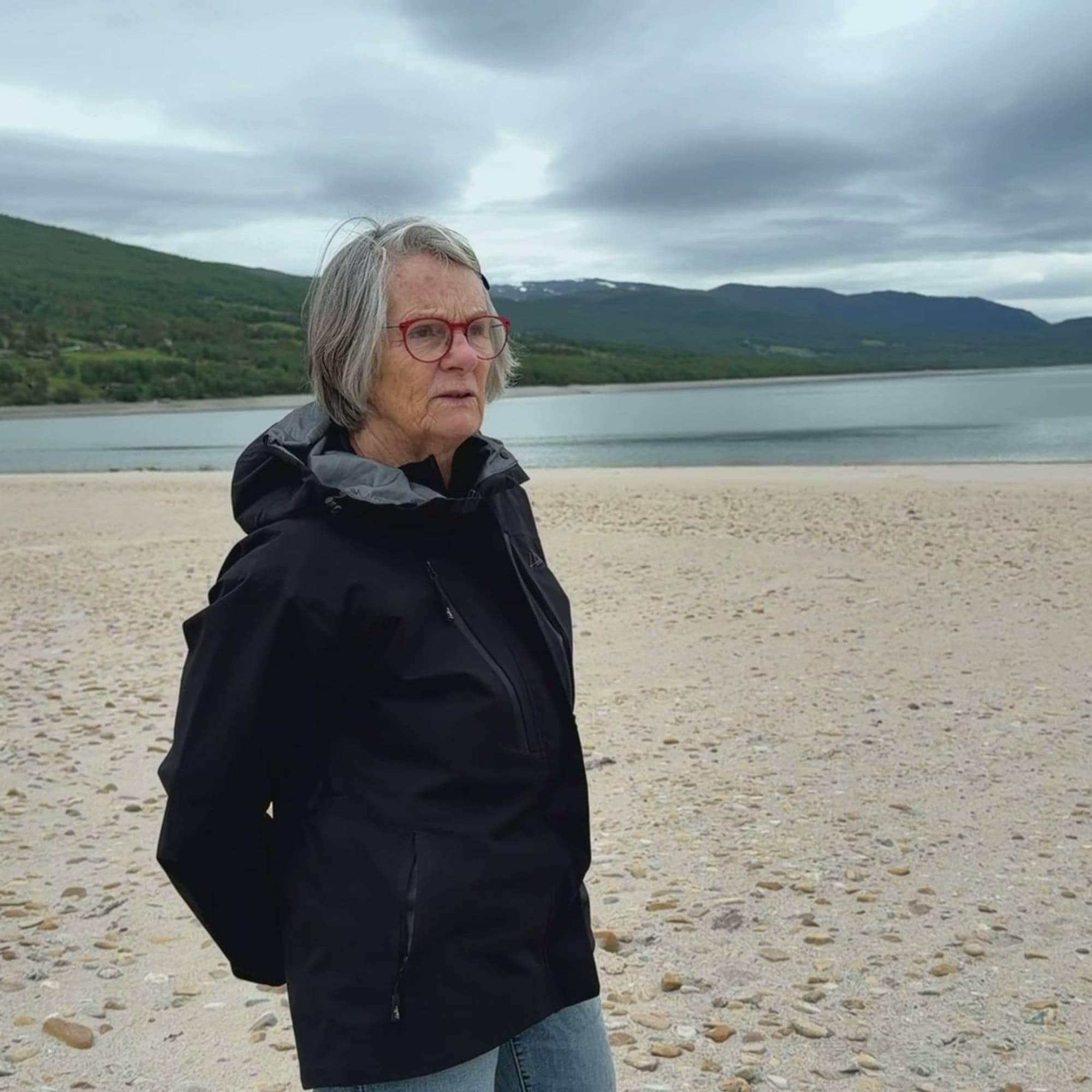 Eldre dame på stranden ved Gjevilvatnet.