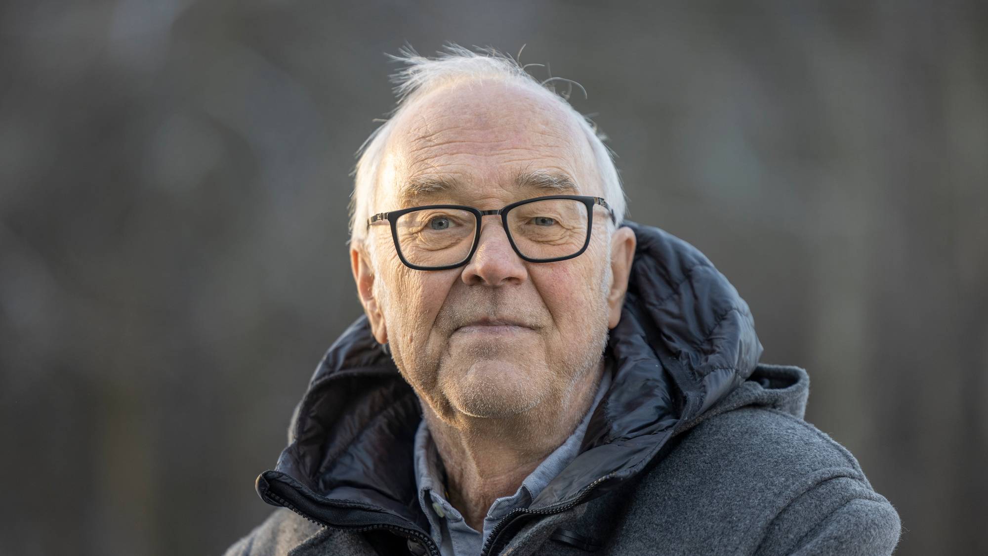 En mann med briller (Bildebeskrivelsen er laget av en KI-tjeneste)