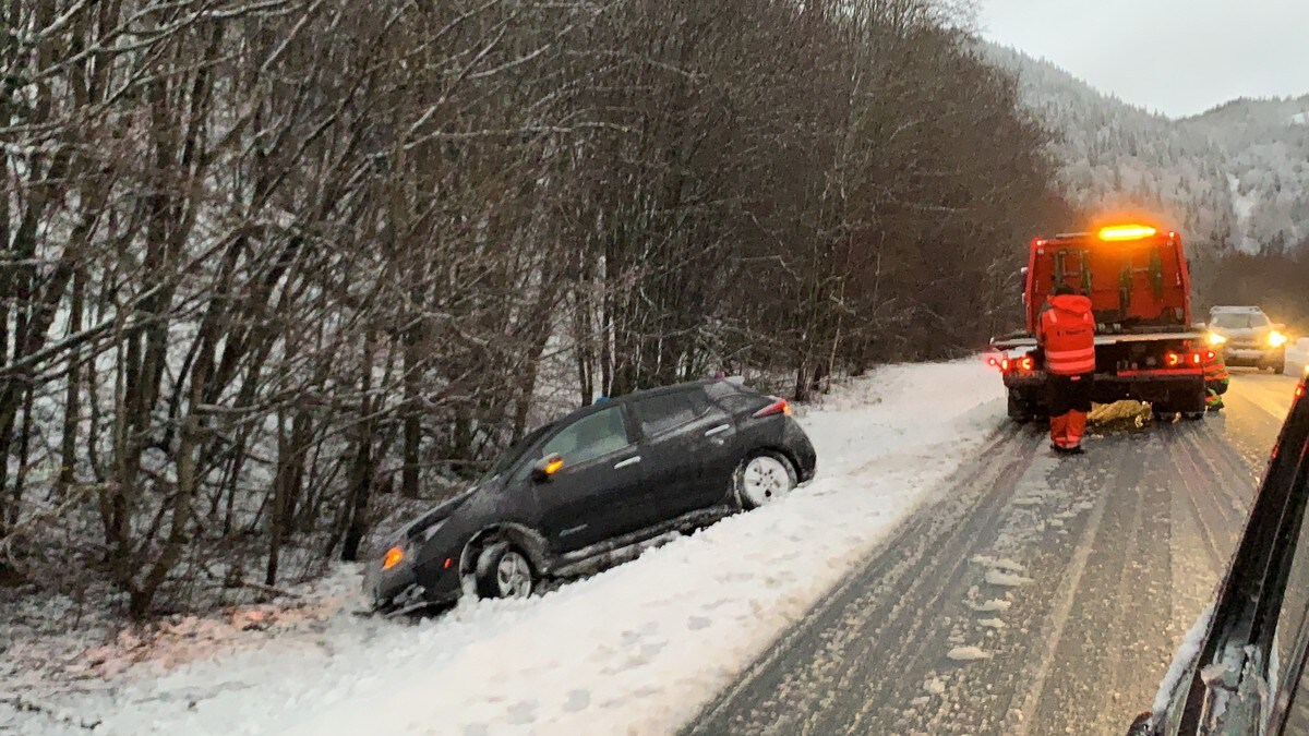 Kaotiske forhold i trafikken i Trøndelag og biler sklir av vegen