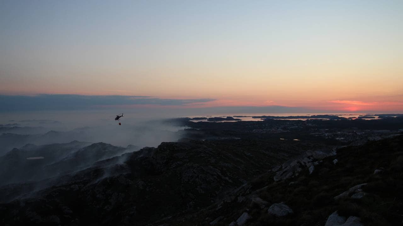 Bilder tatt på Spjeldfjellet kveldstid dag 1 av brannen på Sotra