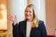 Lise Åserud / NTB En dame med lyst hår og oksygenmaske smiler og vinker til kamera.