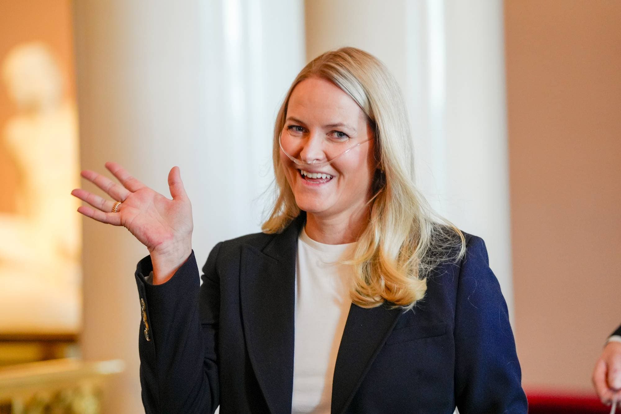 Kronprinsesse Mette-Marit, som bruker et nesekateter, vinker under mottakelsen for de norske Paralympics-utøverne på Slottet