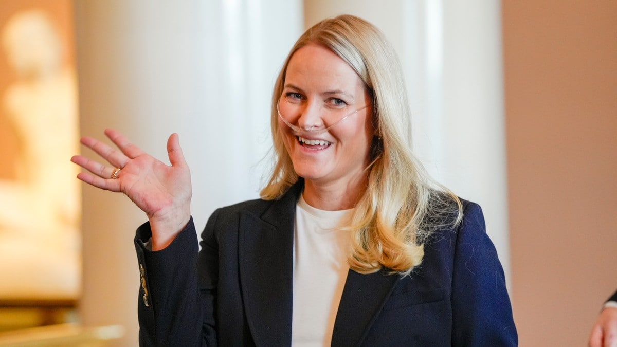 Forverret helsesituasjon: Kronprinsesse Mette-Marit med putsehjelp p&aring; jobb for f&oslash;rste gang