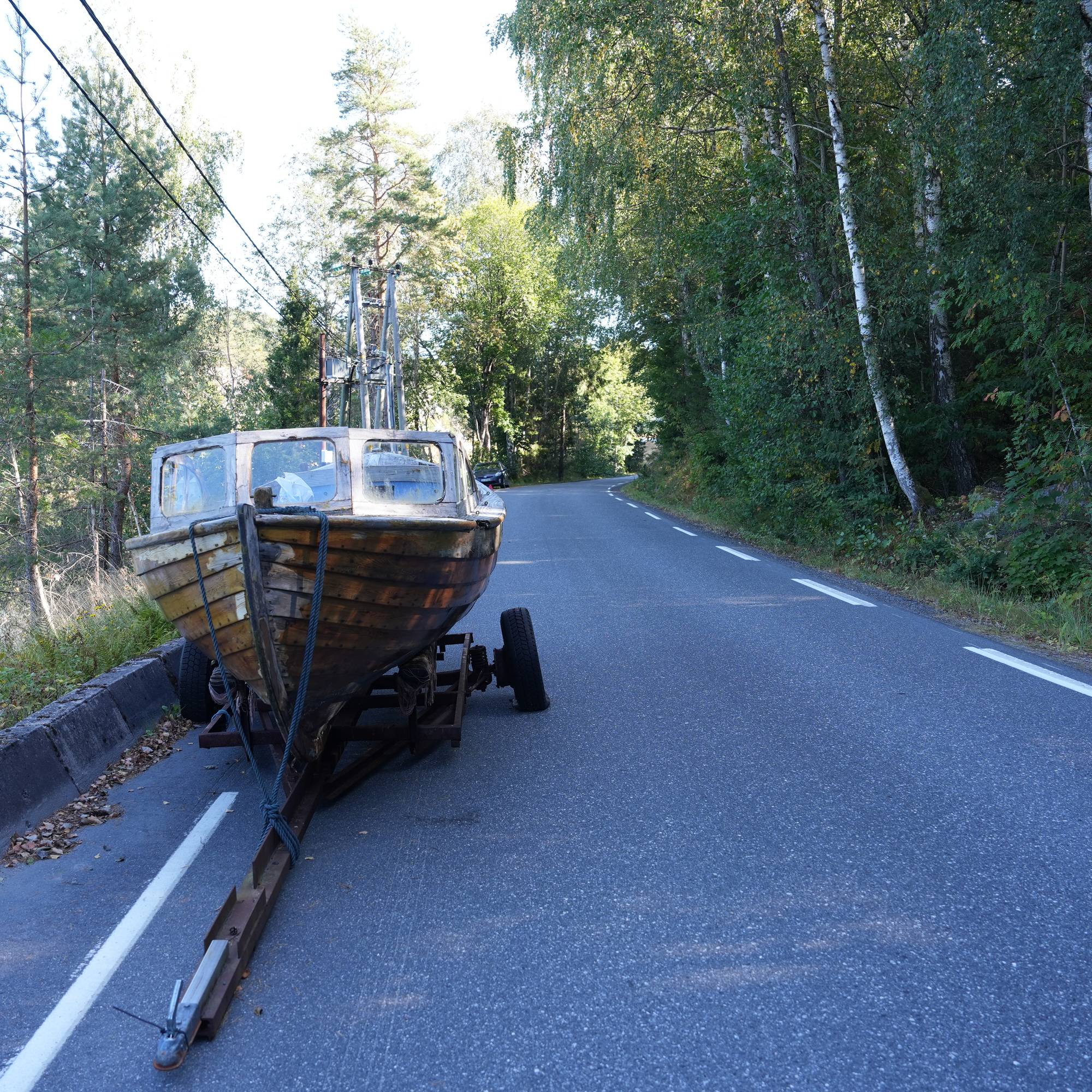En båt er midt i veien