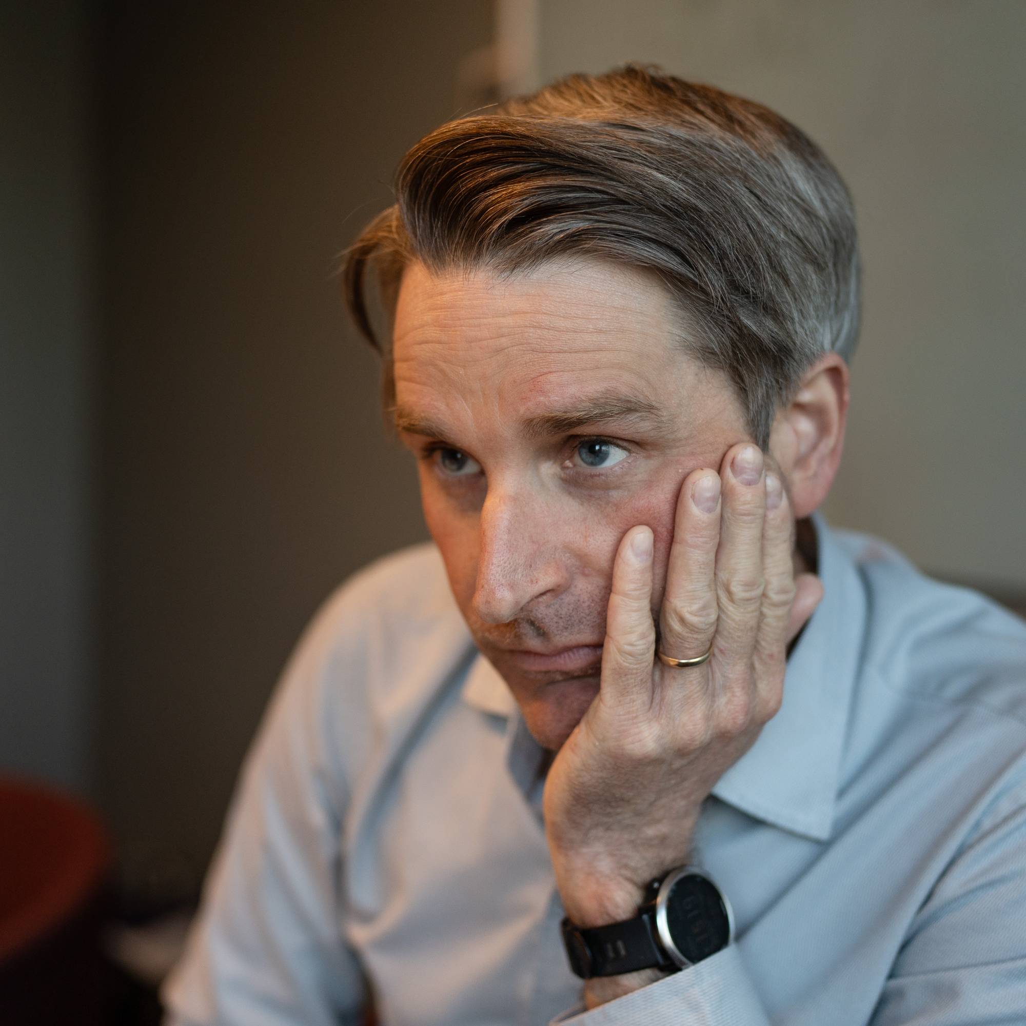 en mann med hendene i ansiktet