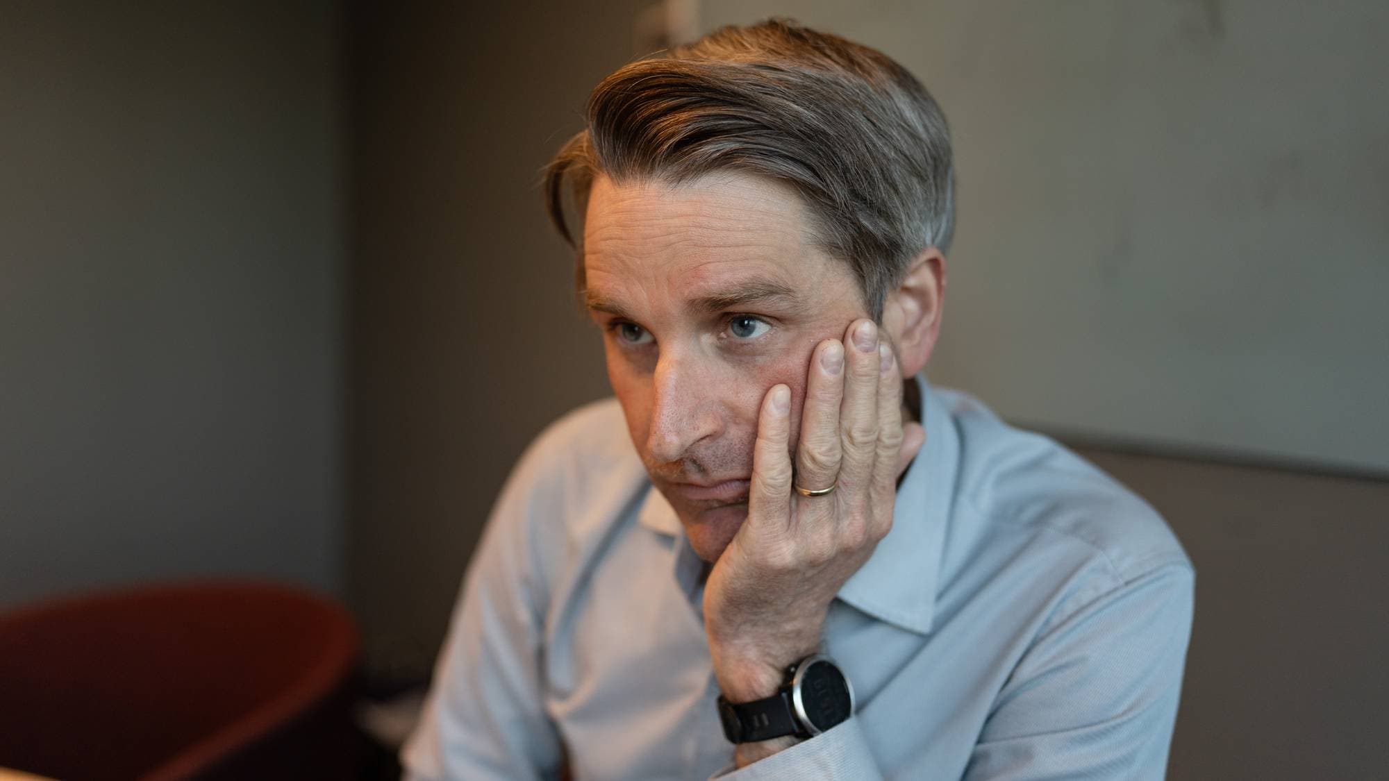 en mann med hendene i ansiktet