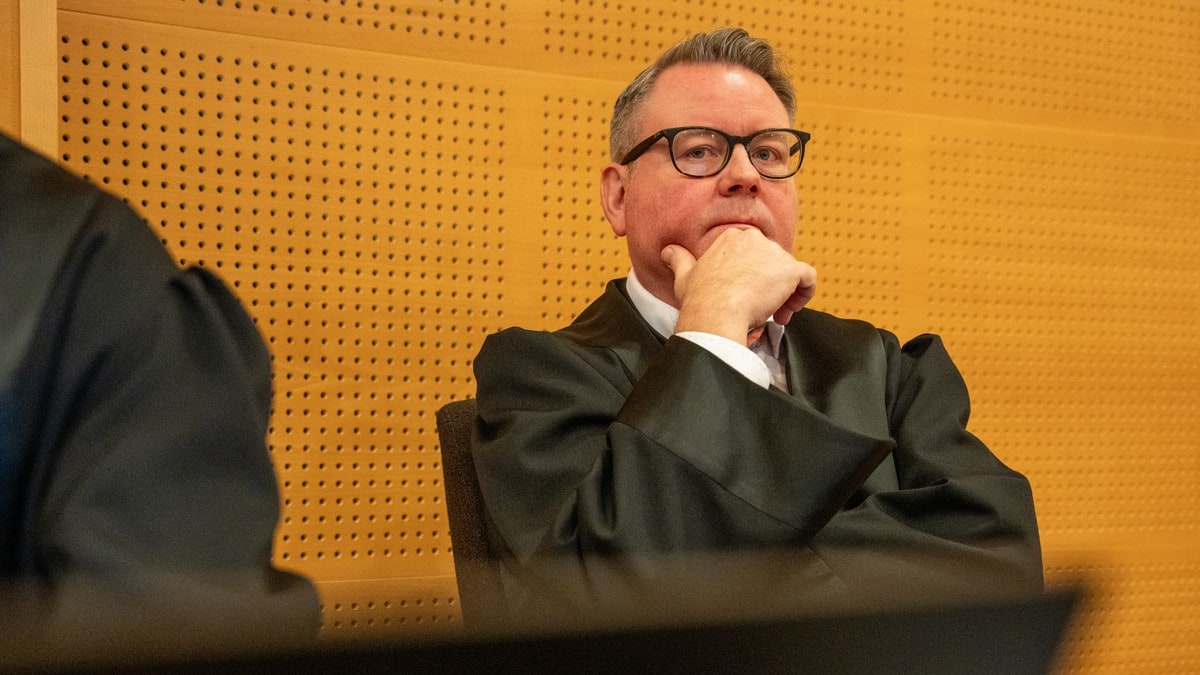 Filma sambuaren i senga i 17 år - aktor meiner dette er bevis på valdtekt