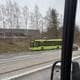 Foto: Privat / Privat En grønn buss står i veikanten. Bildet er tilsynelatende tatt ut av et annet kjøretøy.