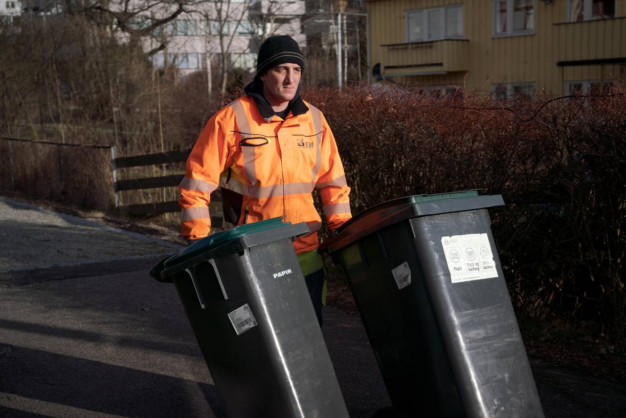 Gjenvinningsoperatør Emil Gasparovic triller søppelkasser i Oslo.