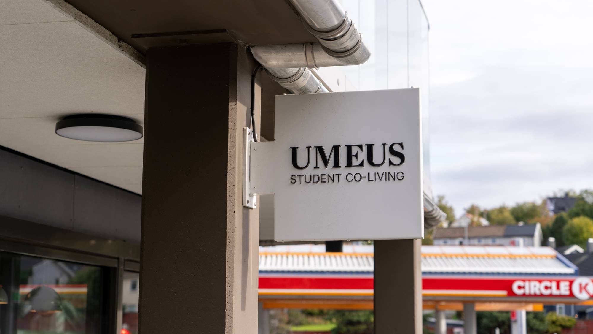 Et skilt tilhørende utleieselskapet Umeus som leier ut hybler og kollektiv til studenter. Det står "Umeus, student co-living".