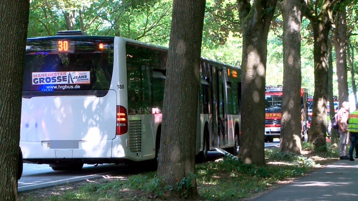Minst 14 knivstukket på buss i Lübeck: – Passasjerer hoppet ut av bussen mens de skrek
