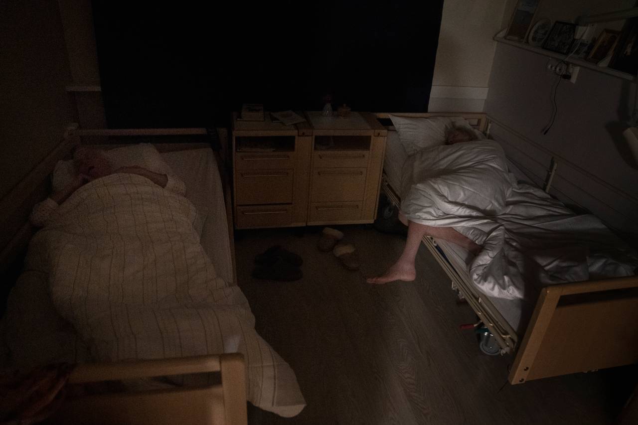 Ekteparet ligger i hver sin seng og sover.