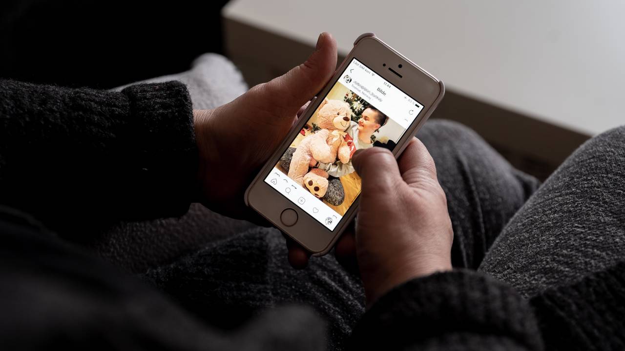 Moren til Andrine holder i Andrines mobil og ser på Instagram-kontoen hennes.