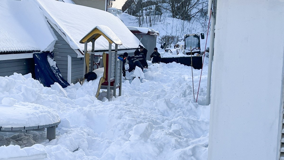 Graver i snøen utenfor bolig i Stavern: Undersøker teori om drap og selvdrap