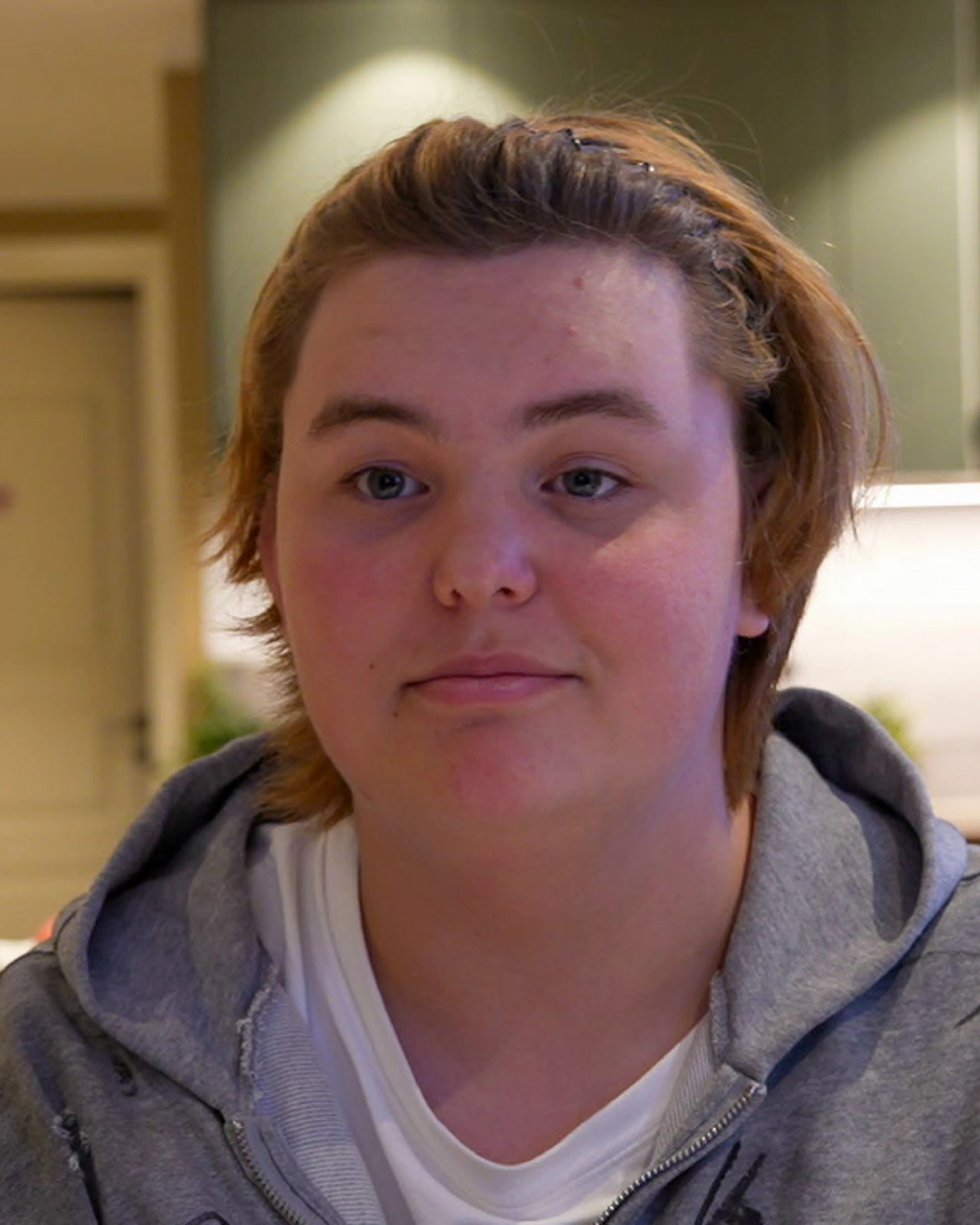Tetiana Shevchenko (34) bor i en kjellerleilighet i Ottestad utenfor Hamar med datteren Kateryna (9), sønnen Maxim (16), hunden Nelly og katten Marwel. Alenemoren jobber 30 prosent som regnskapsmedarbeider i selsakpet Econ Hamar, og mottar bostøtte fra NAV.