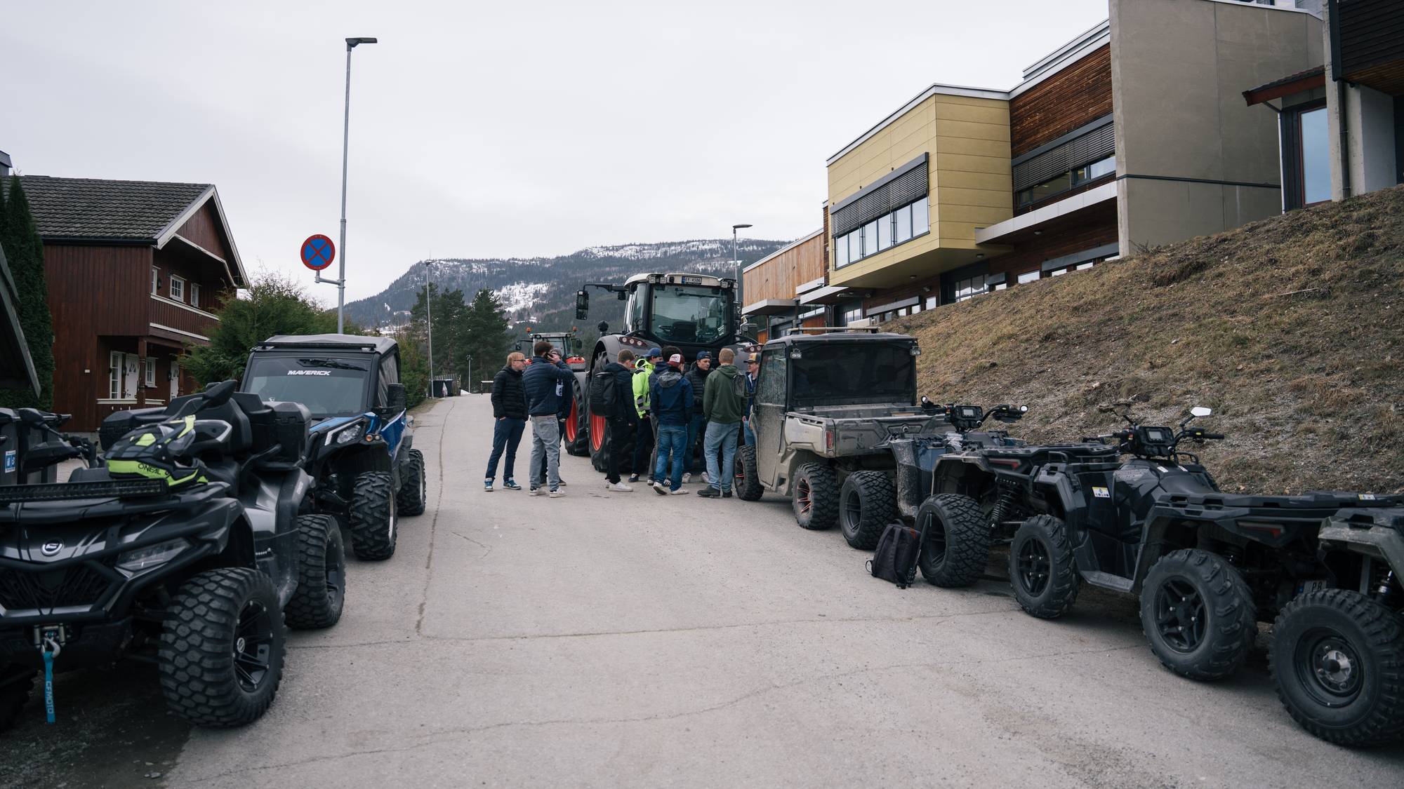 Utenfor Vinstra vidaregåande skule i Gudbrandsdalen kryr det av ATV-er og UTV-er.