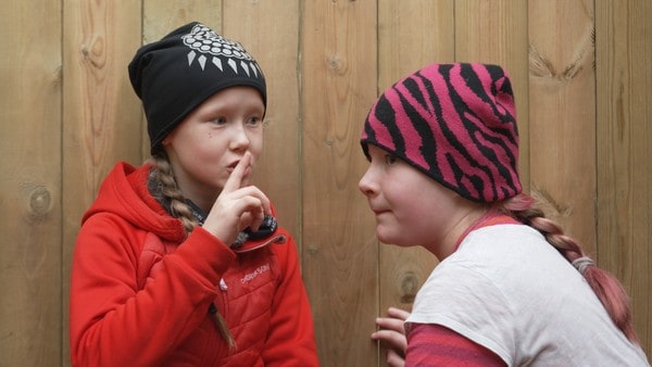 Det aller fineste i verden er å ha en bestevenn! Det er Ella og Maja Elena enige om. Bli med dem på ridetur, hundeleik og reinsamling i Snåsa. På sørsamisk.
