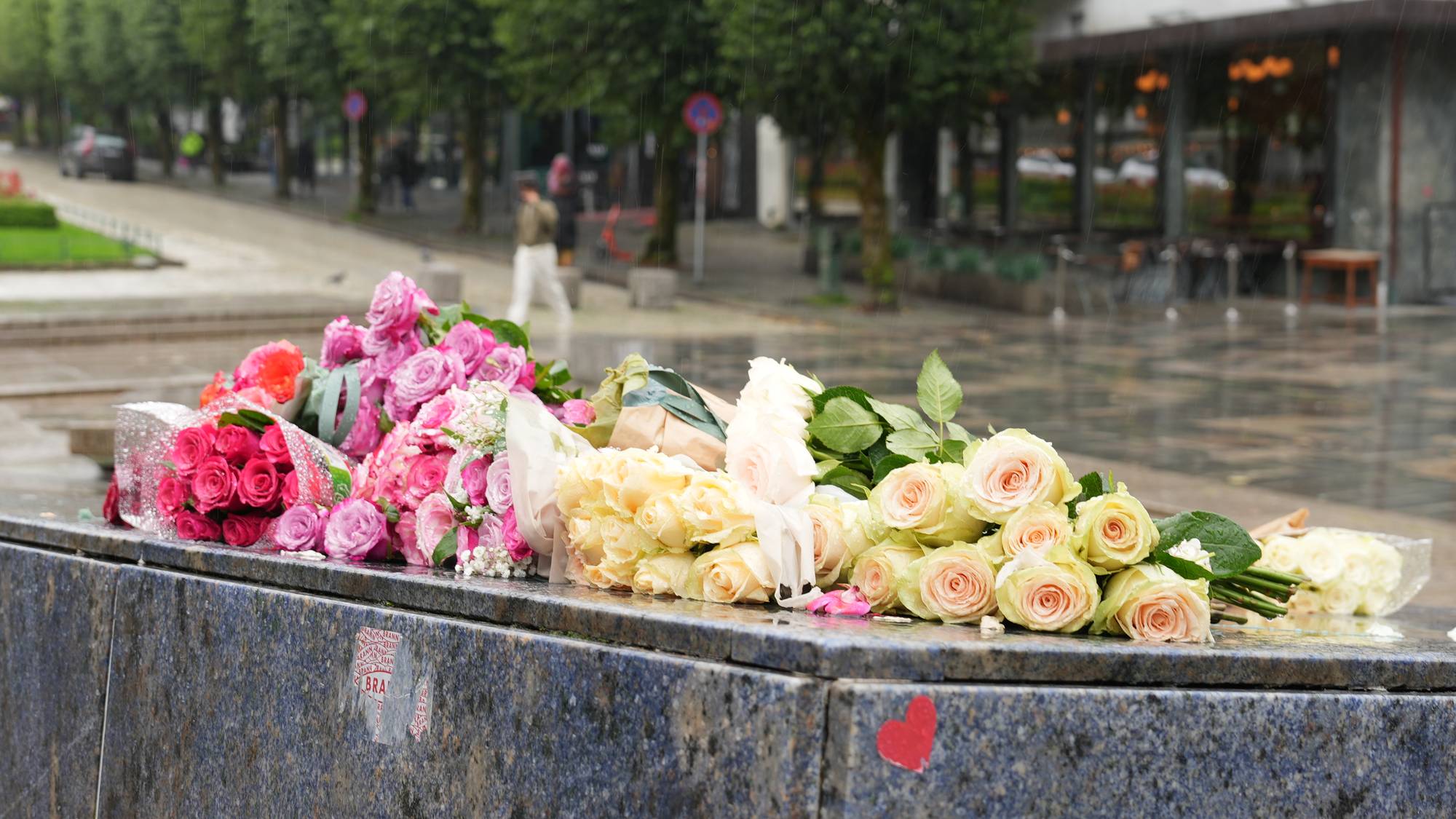 blomsterbukettar på ein stein 