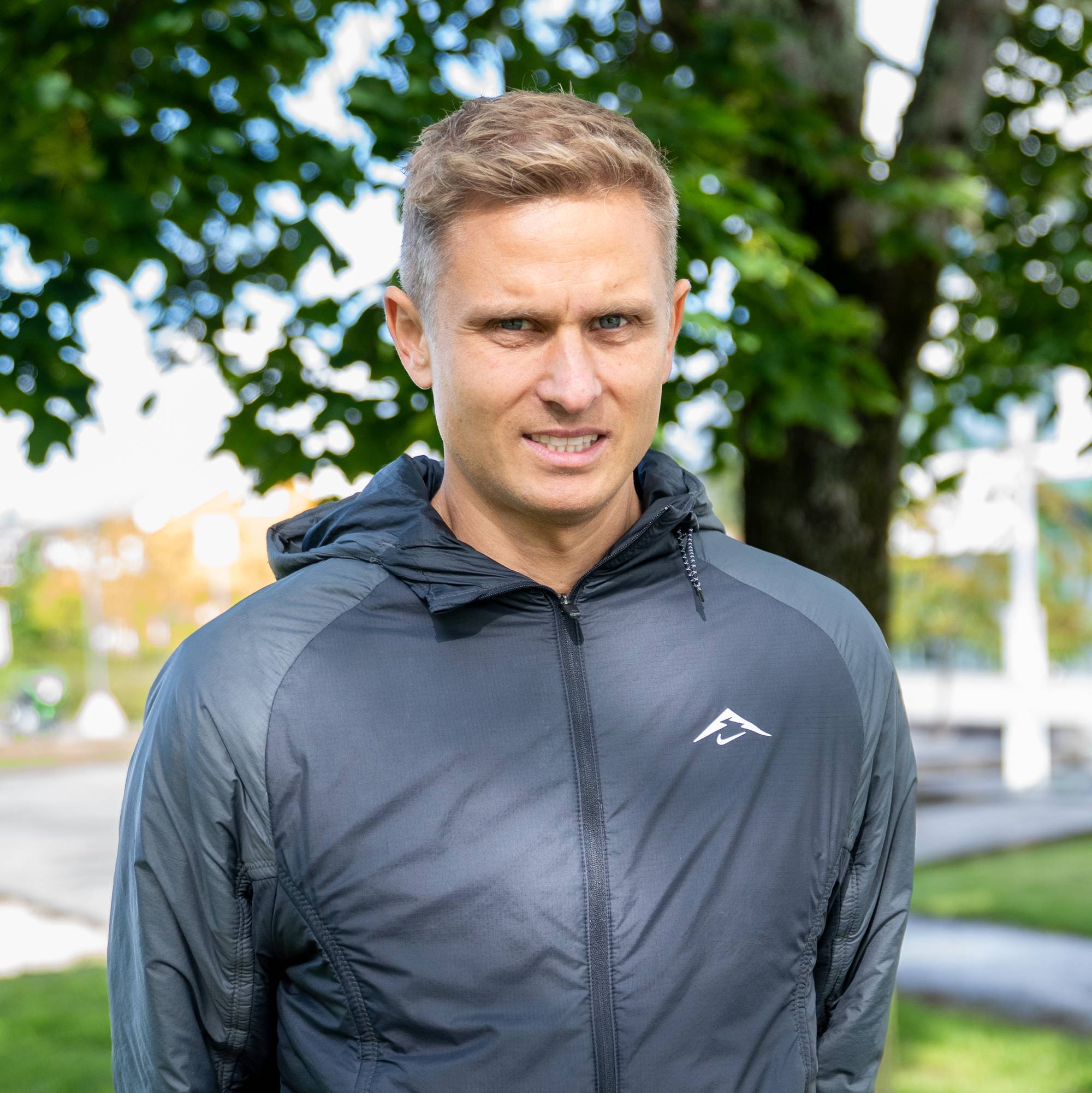 Ola Sakshaug står under trær ved Strinda videregående skole i Trondheim.