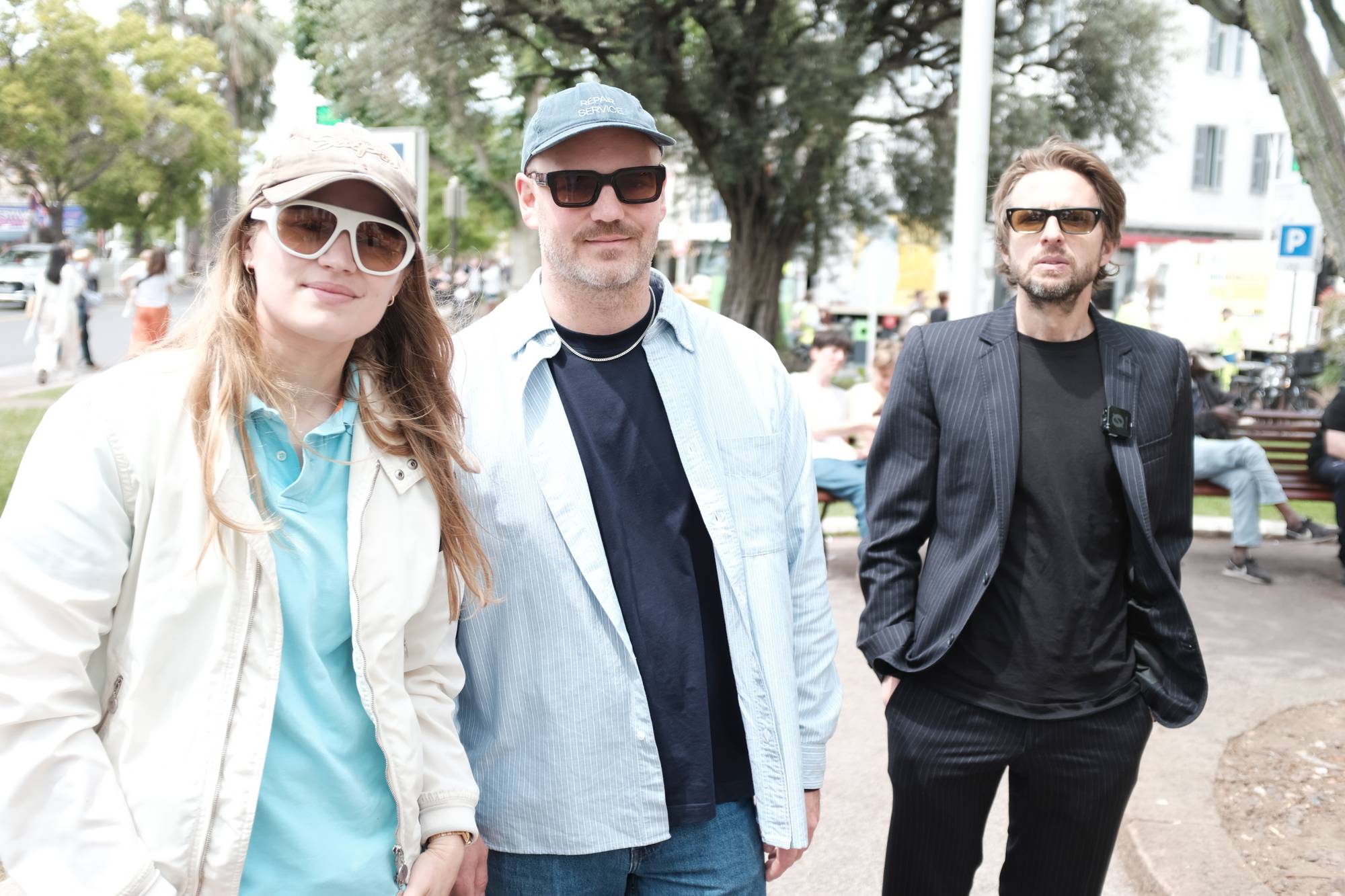 Marie Ulven, kjent som Girl in Red, sammen med regissør Eivind Landsvik og Anders Danielsen Lie i Cannes.