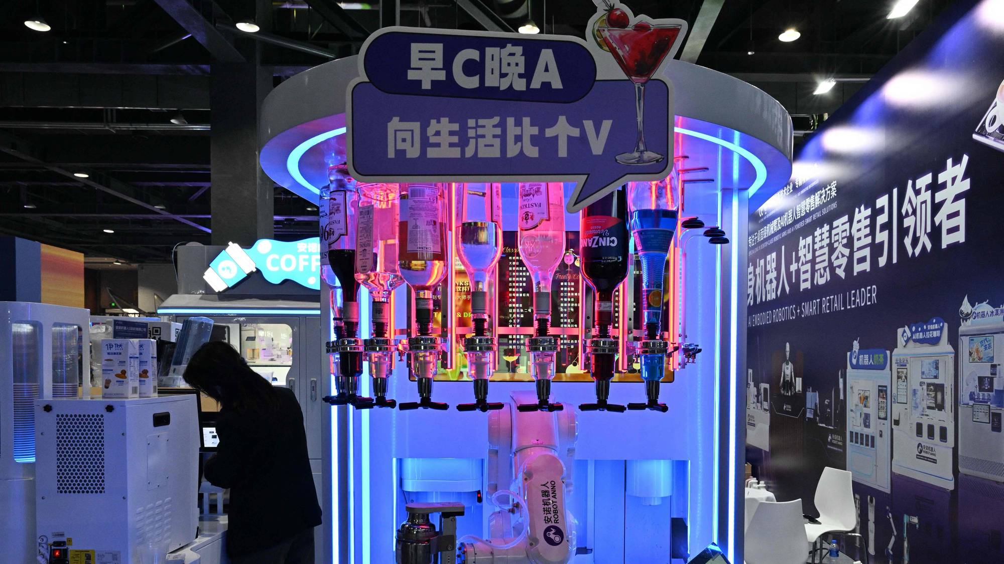 Robot som lager coctail vises frem under Beijing Sci-Fi Carnival i mars 2026.