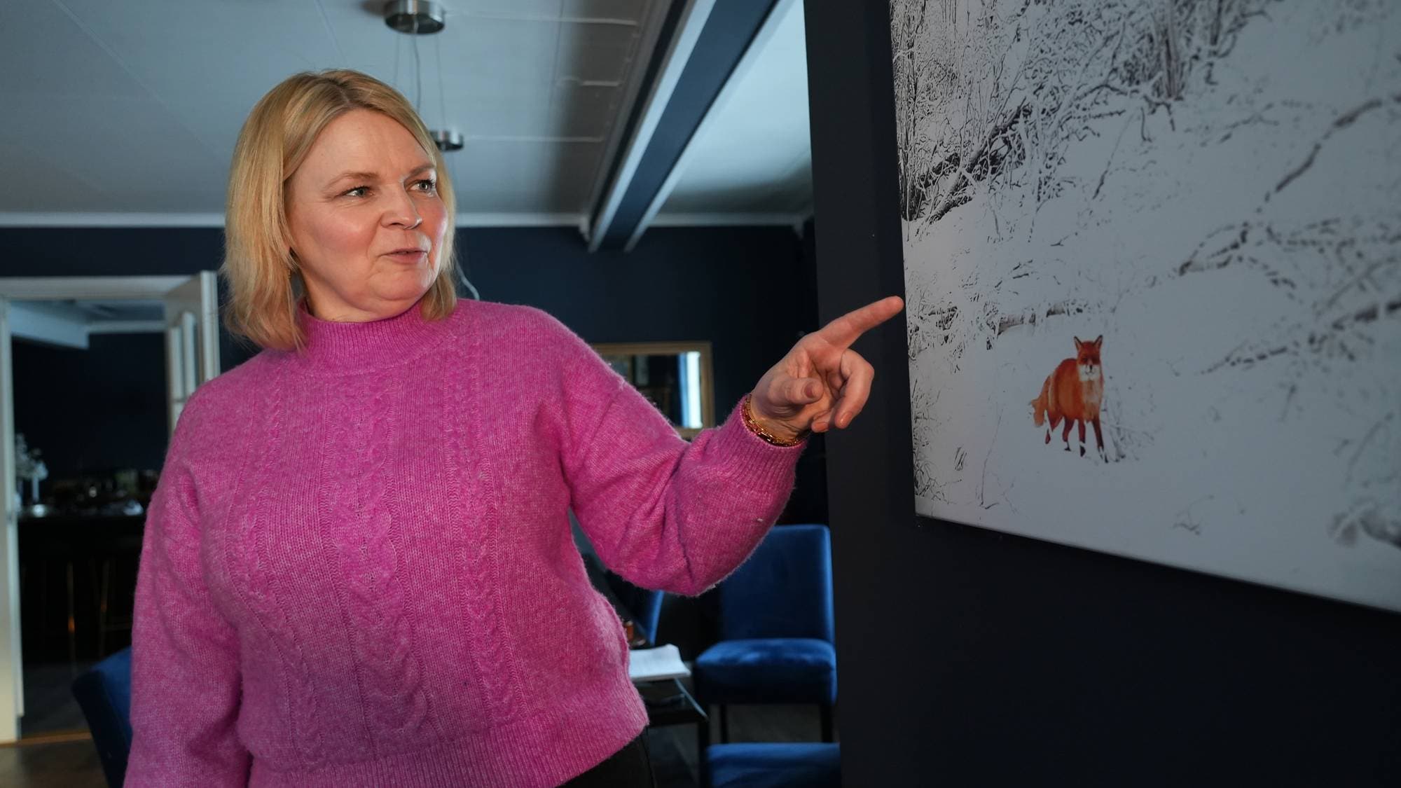 Gølin Myrmel peker på et bilde hun har fotografert.