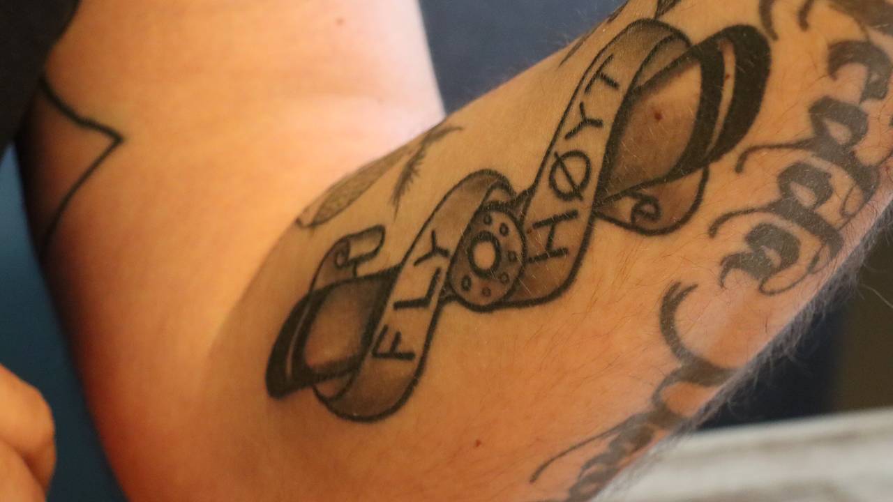 Fly høyt sto det på noen av kortene som ble lagt igjen på skoleplassen. - Hedda er min engel, så det passer fint på henne, sier faren.