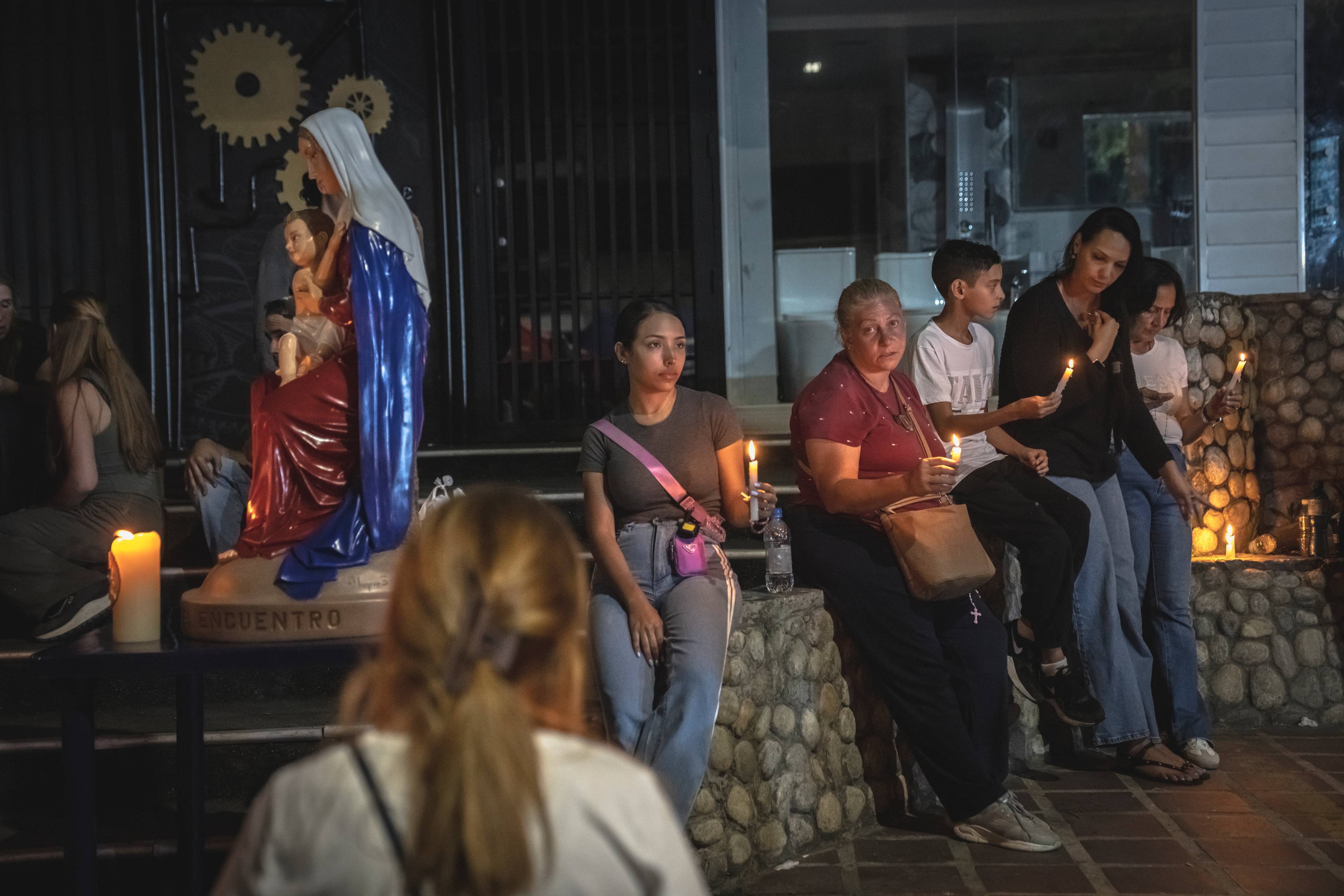 Lagt i grus: En 13-etasjers bygning har rast sammen midt i Caracas, Venezuela. Redningsarbeidet pågår dag og natt.