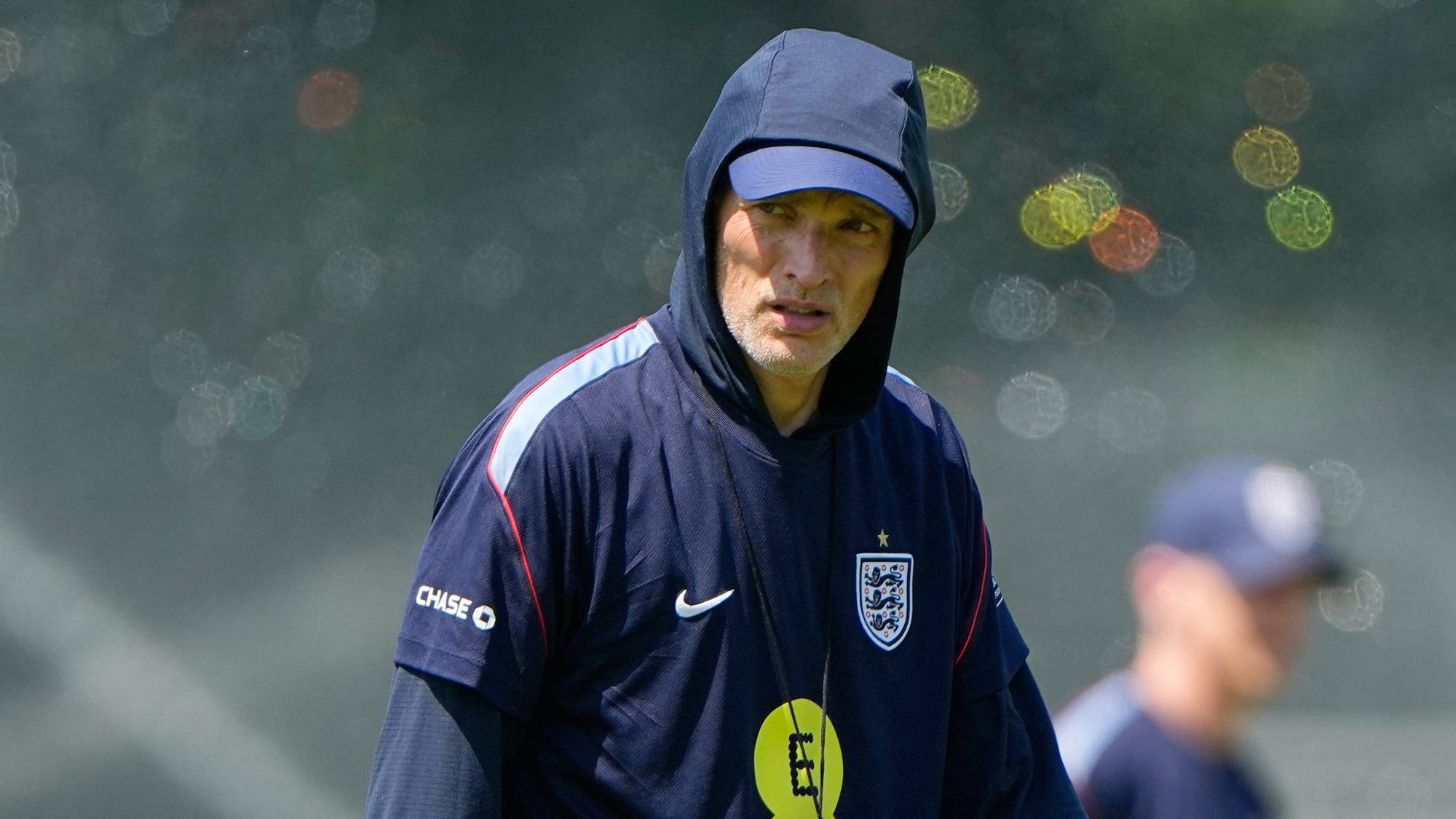 Thomas Tuchel i Englands landslagstøy på treningsfeltet. (Bildebeskrivelsen er laget av en KI-tjeneste)